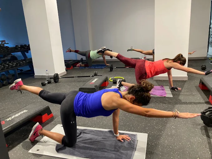 Alumnas en una clase de AFULL Pilates Mat en Murcia