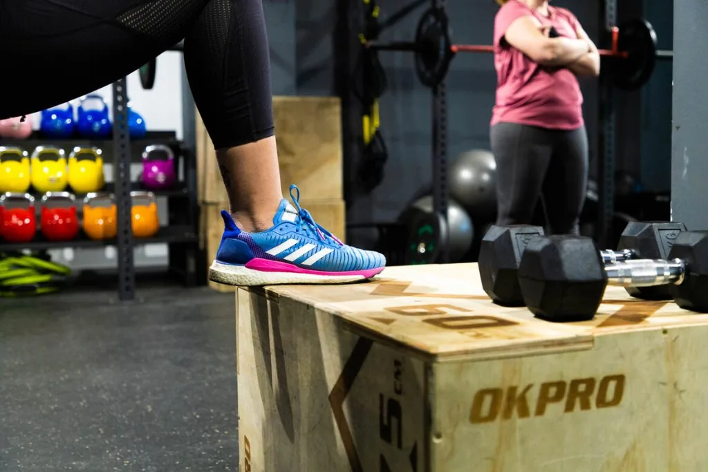 Alumna haciendo box jump en AFullFitness