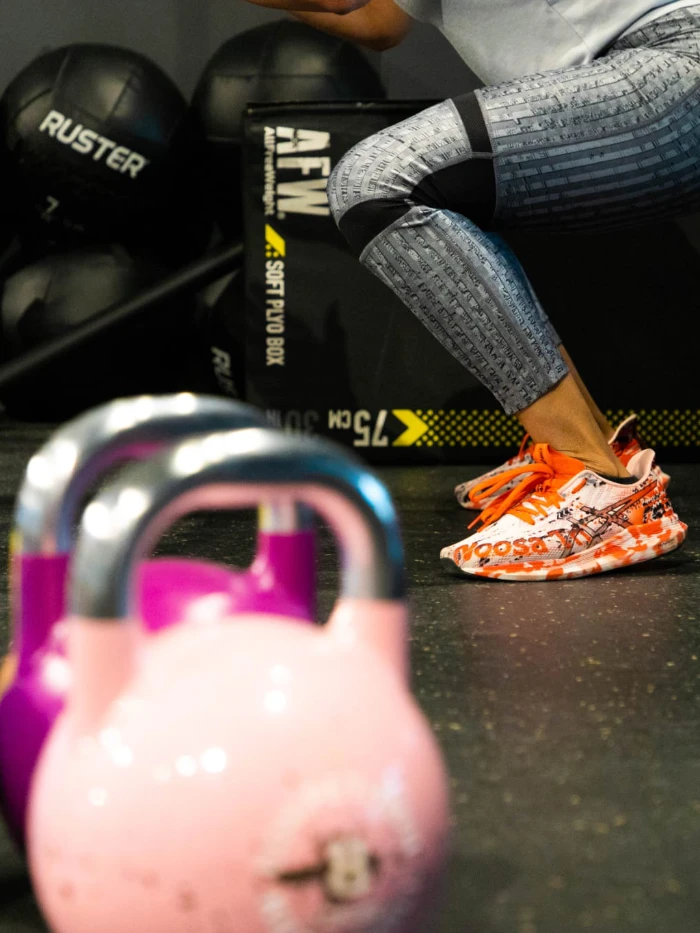 Sentadilla con kettlebells en clase de fuerza en Murcia