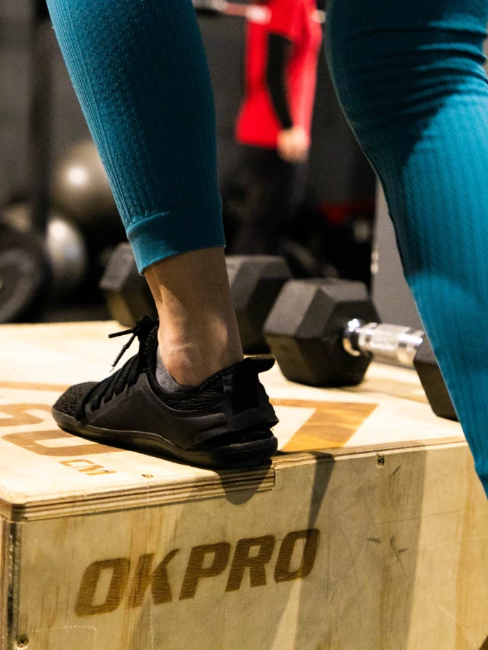 Step-up al cajón con mancuernas en AFullFitness Murcia