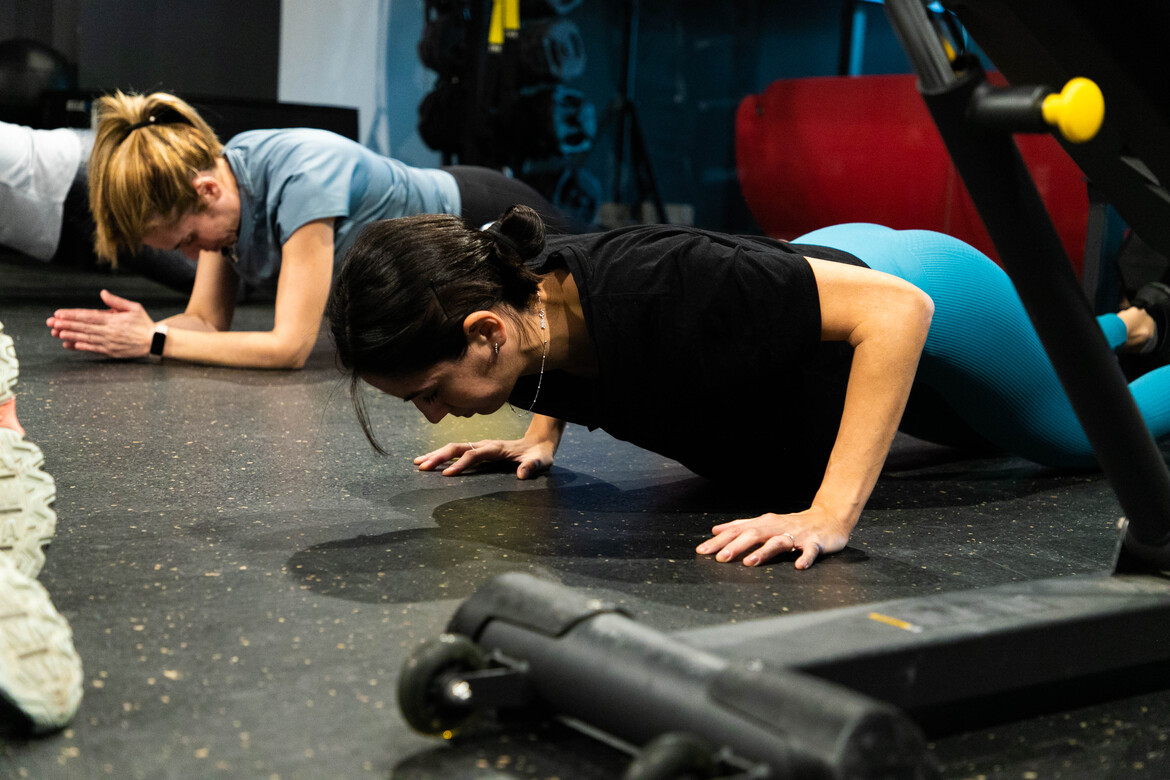 Alumnas realizando flexiones en clase grupal en AFullFitness Murcia