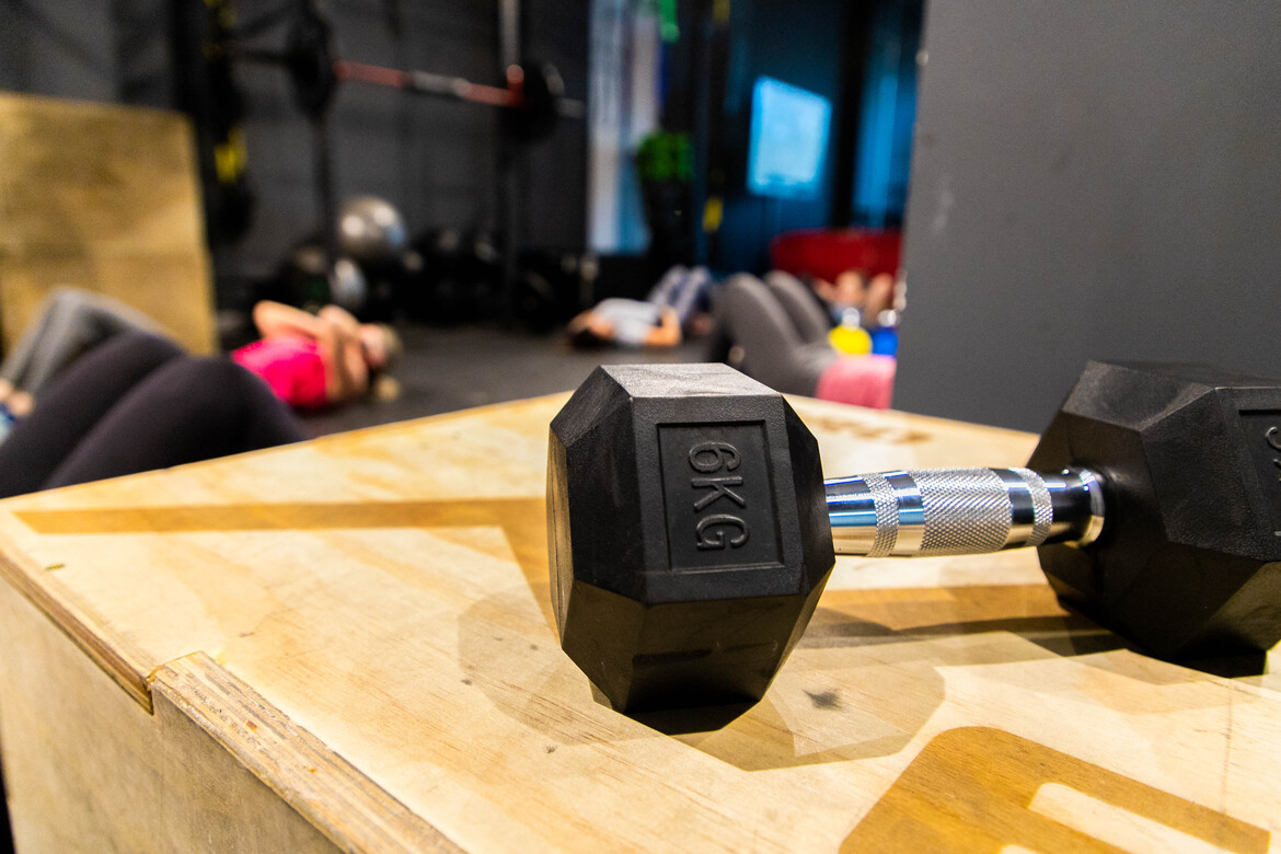 Entrenamiento funcional con kettlebells y plyo box en AFullFitness
